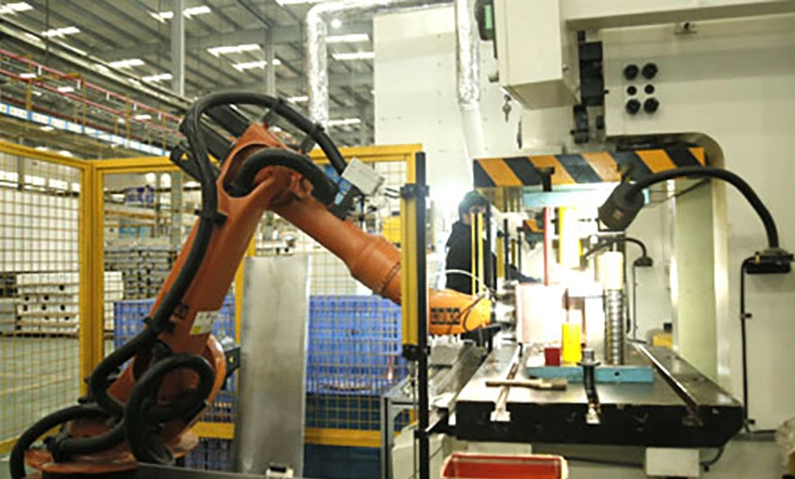 ¿Por qué es esencial la durabilidad del brazo robótico?