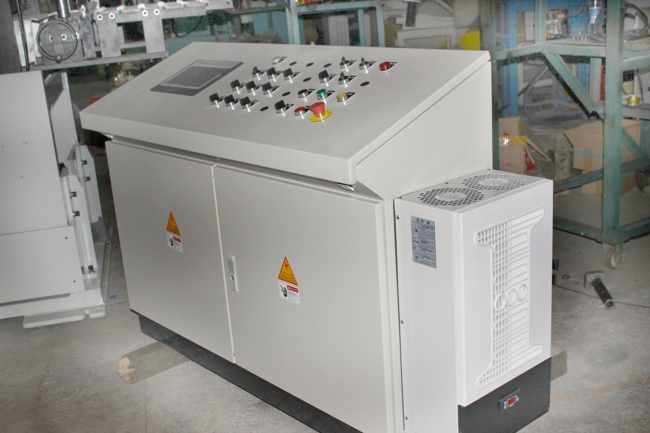 La diferencia entre el servoalimentador 3 en uno y la l&iacute;nea de producci&oacute;n de estampado dividido