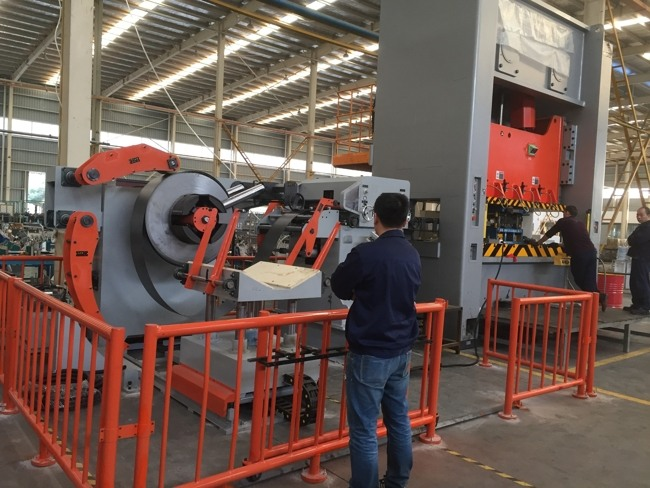 Varios factores sobre la precisi&oacute;n del alimentador de rollo servo NC