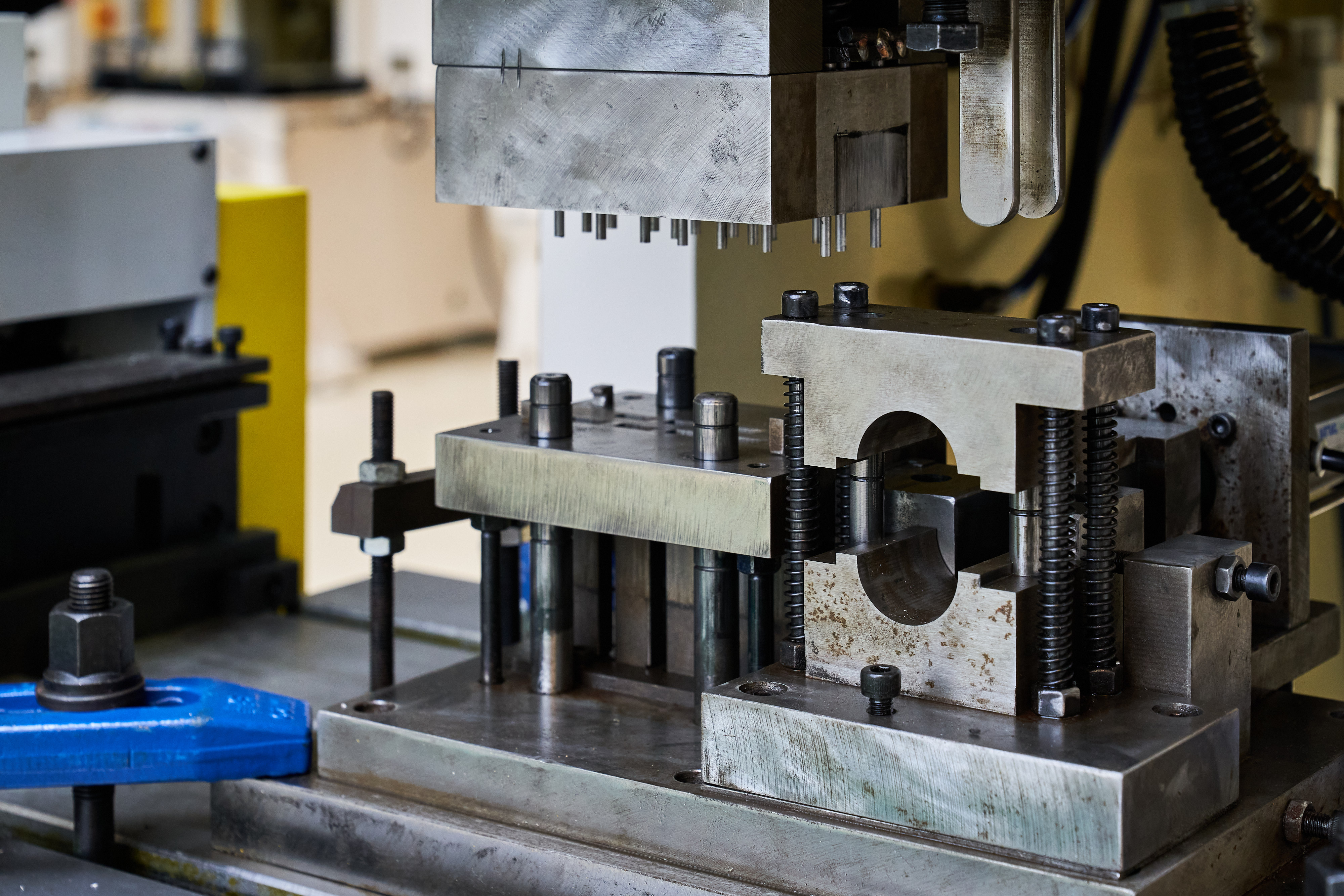 Cadena de producción de anillos Pall de metal, prensa eléctrica CNC, molde alimentador automático 