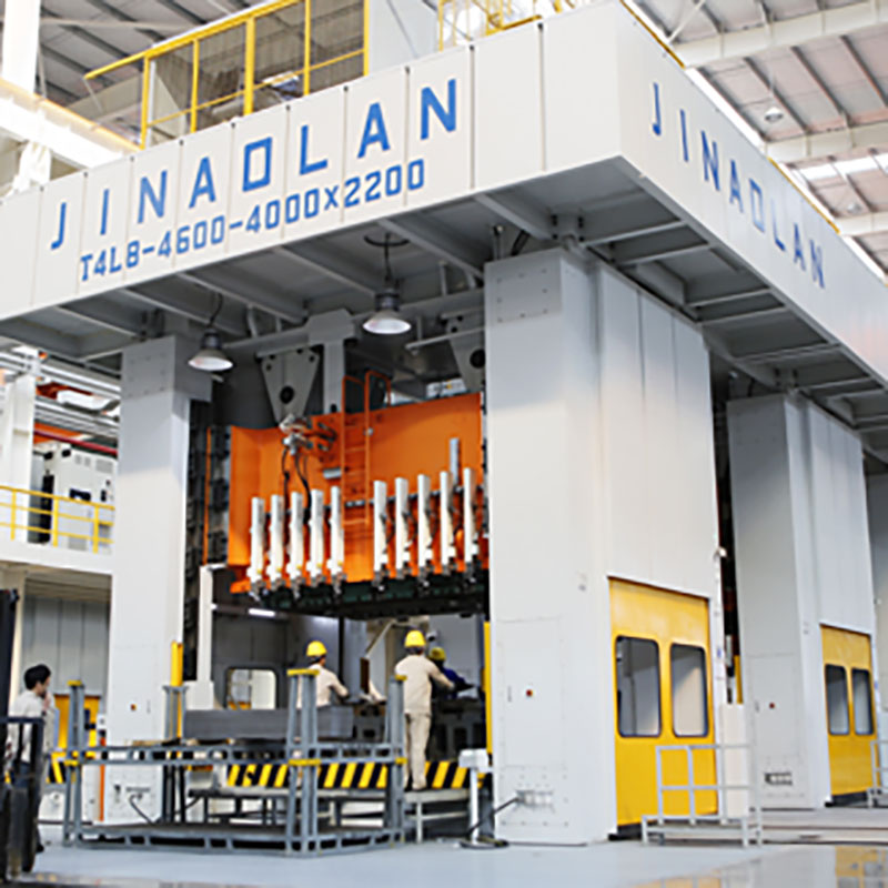 Prensa mec&aacute;nica de cuatro puntos que maneja matrices progresivas grandes en una instalaci&oacute;n de fabricaci&oacute;n