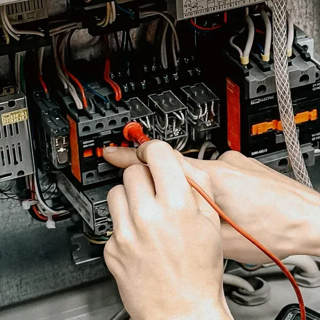 Alimentador enderezador de desenrollador 3 en 1 versus equipo de l&iacute;nea de bobina separada